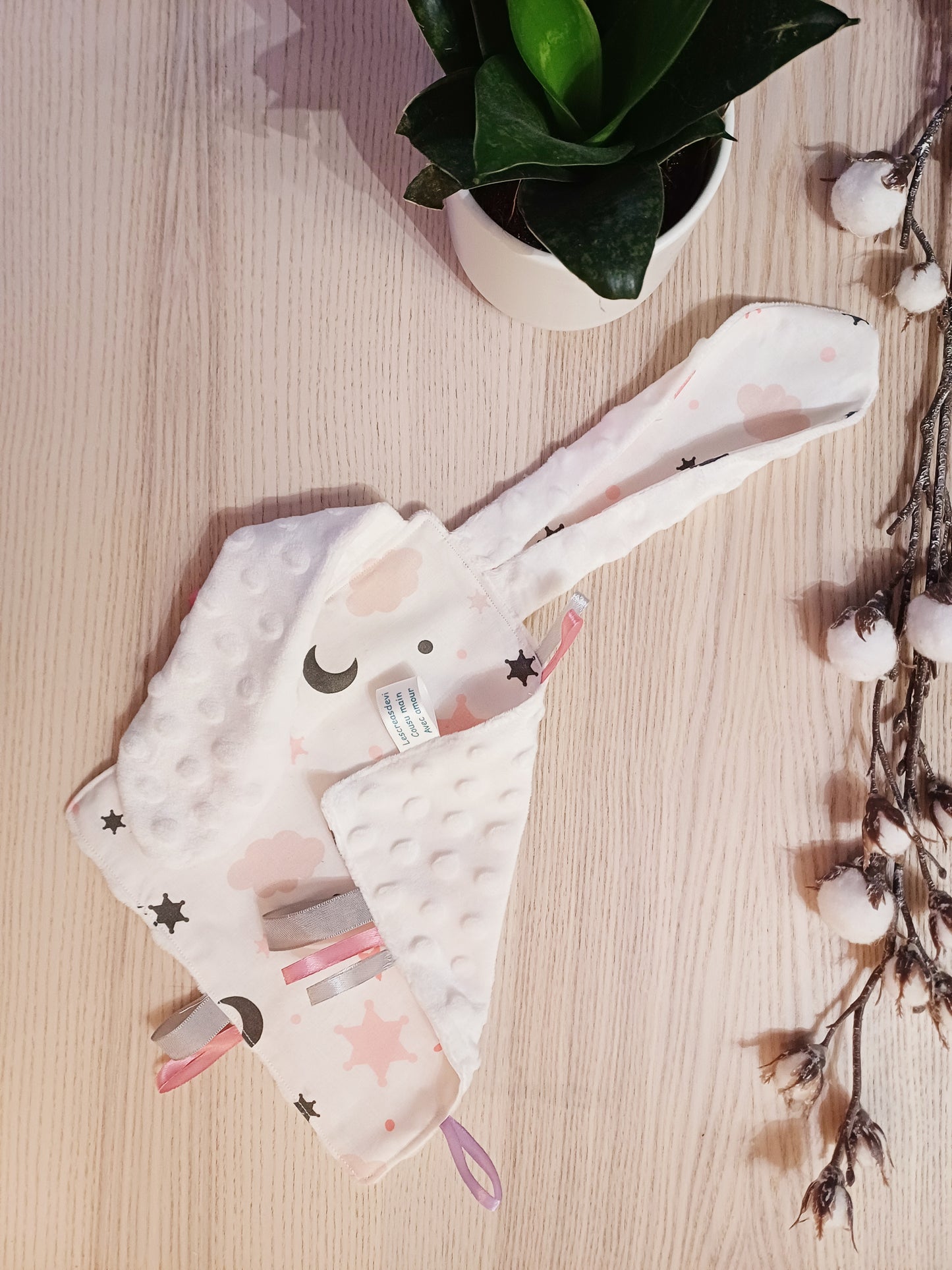 Doudou étiquettes oreilles de lapin